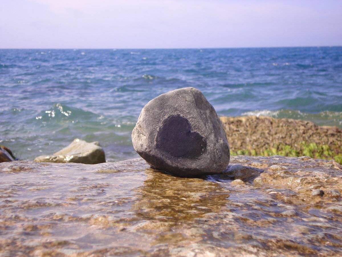 Море с камнем