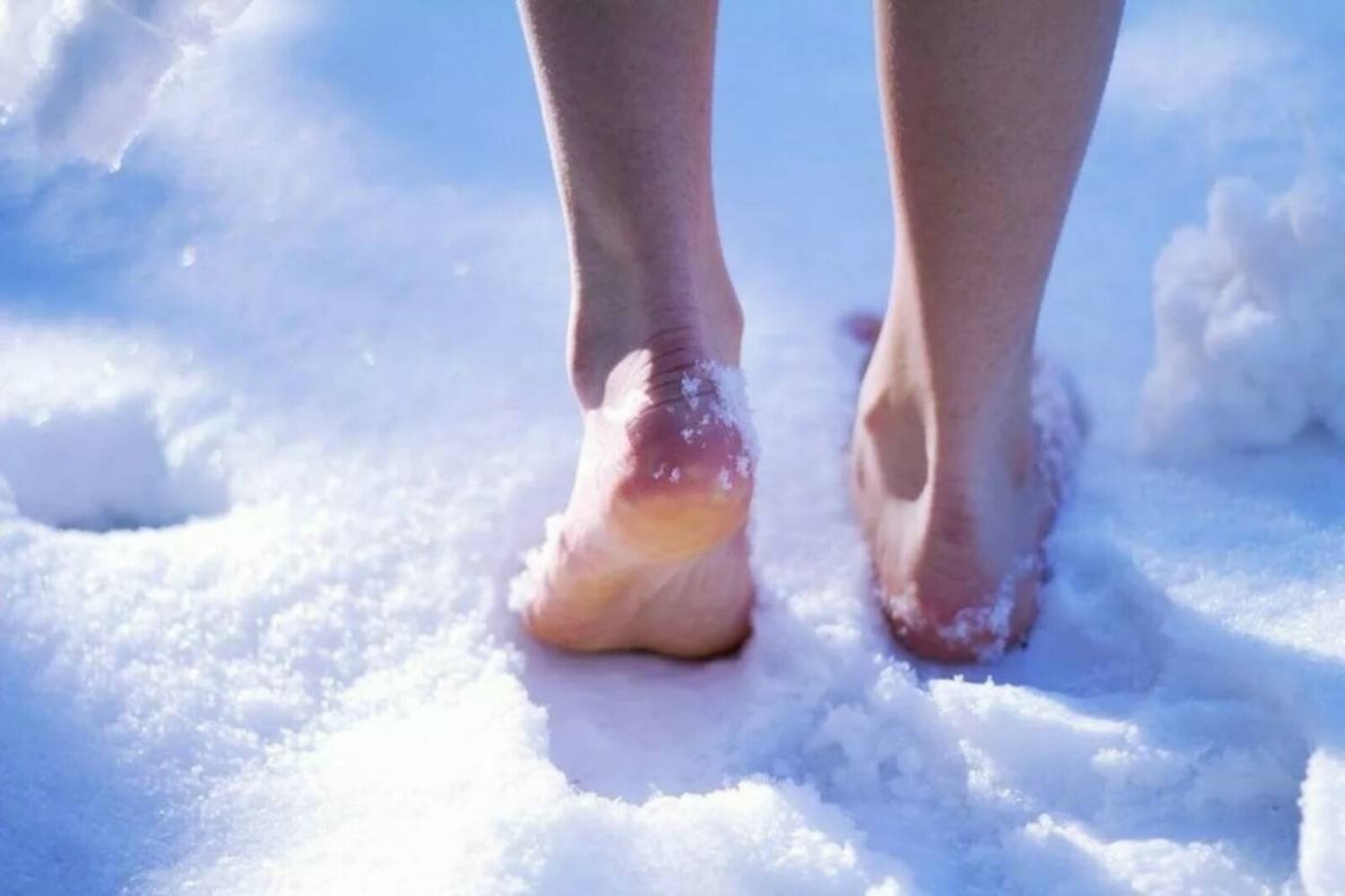 Почему смотрят на ноги. Ноги в снегу. Босые ноги на снегу. Закаливание зимой. Хождение босиком закаливание.
