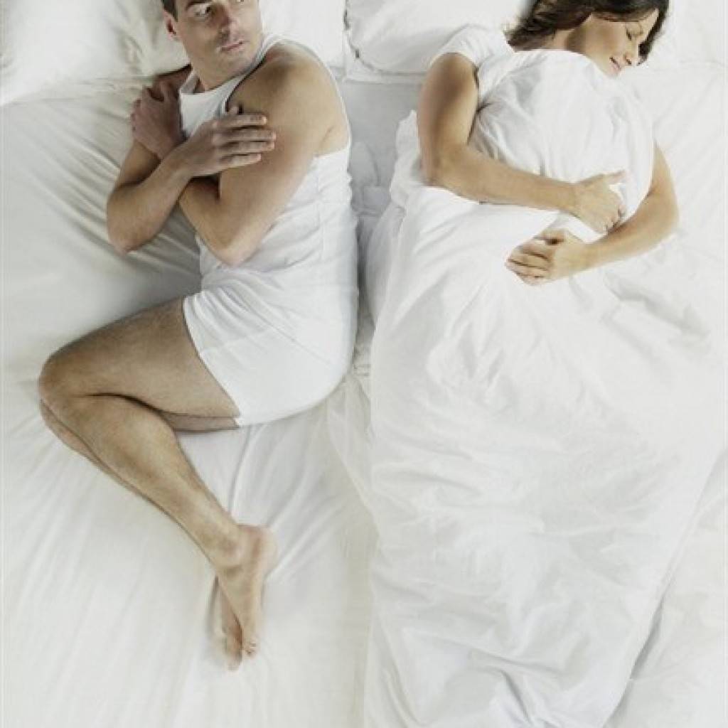 Семейная пара в спальне. Мужчина и женщина в кровати. Человек в постели. Отбирает одеяло. Мужчина и женщина под одеялом.