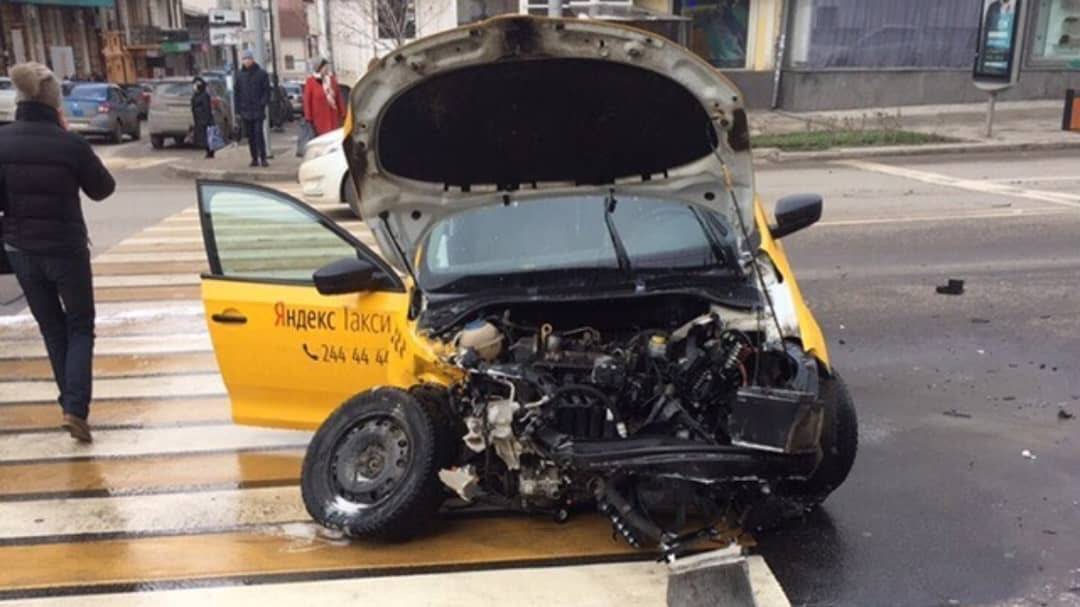 Таксист разбил. Шкода Рапид такси Разбитая.